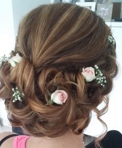 Chignon orné de fleurs | Alexandra B.
