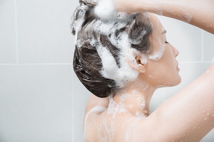 laver-cheveux-deux-fois-conseils-viadom-coiffure-domicile