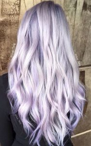 cheveux couleur lilas violet pastel